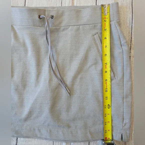 Athleta Skort Size Medium Gray & White Striped Modern Metro Athletic Zip Pockets - Picture 7 of 9